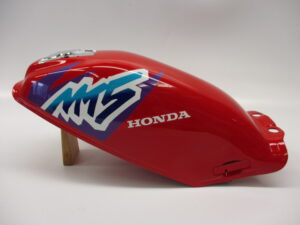 Benzinetank - Kleur: R110 Monza Red - model '93-'96 [NOS]