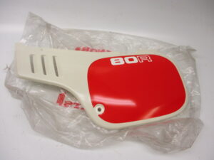 Zijkap links - Kleur: Ceramic White (NH24) (sticker rood) [NOS]