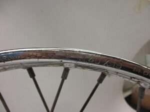 Velg voor – 19″x1,40 (gebruikt, foto is voorbeeld; roest in chroom)