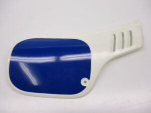 Zijkap rechts - Kleur: Shasta White (NH138) (sticker blauw) [NOS]