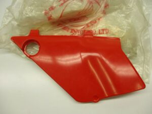 Zijkap links - Kleur: Tahitian Red (R23) [NOS]