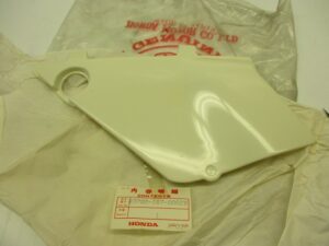 Zijkap links - Kleur: Ceramic White (NH24) [NOS]