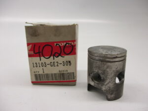 Zuiger 50cc - 39,50mm (overmaat) - Incl. inlaatpoort [NOS]