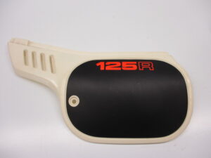 Zijkap links - Kleur: Cortina White (NH111) (sticker zwart) [NOS]